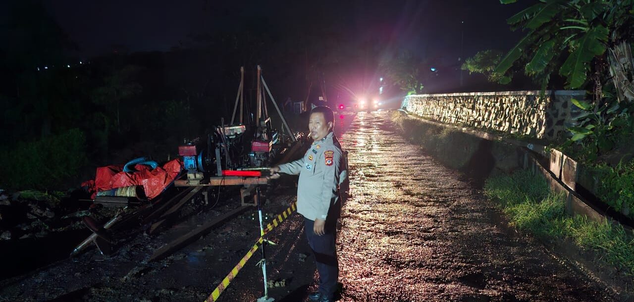 Longsor Amblasnya Jalan di Salawangi Ganggu Akses Bantarujeg–Wado, Truk Muatan Berat Diminta Stop Melintas